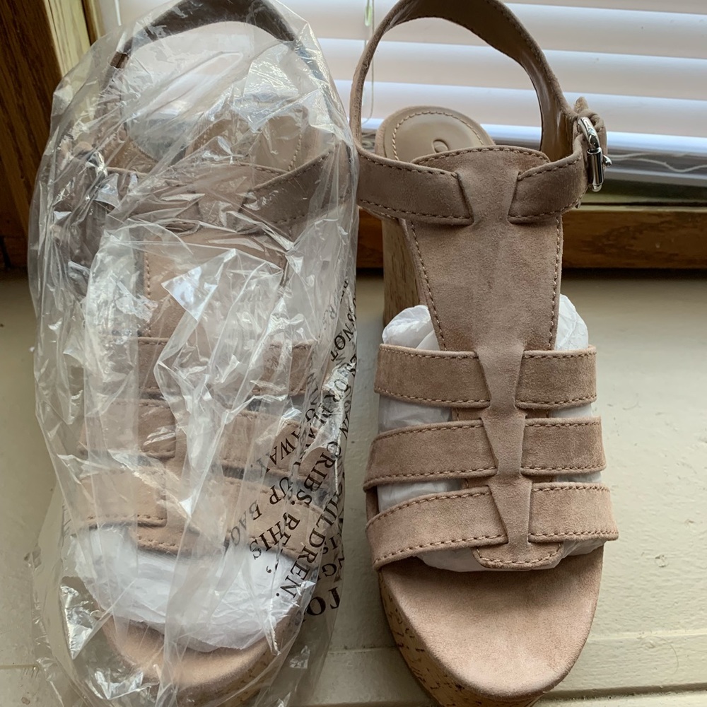 New 9.5 Coach Beige Sandals